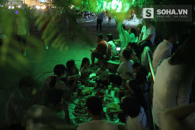 Những buổi party cuối năm tổ chức ngay cạnh bờ sông Sài Gòn. Ảnh: Khang Thái