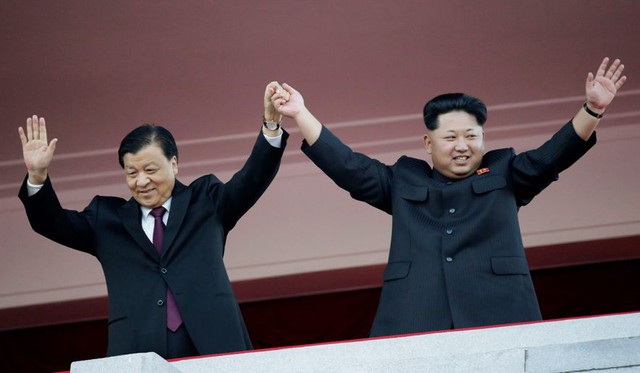 
Ủy viên thường vụ Bộ chính trị Trung Quốc Lưu Vân Sơn (trái) cùng lãnh đạo Triều Tiên Kim Jong Un dự lễ duyệt binh ở Bình Nhưỡng ngày 10/10, bước đầu cải thiện quan hệ Trung-Triều. Ảnh: AP
