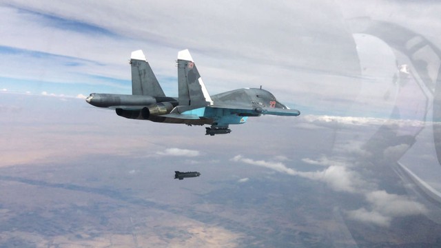 
Máy bay tiêm kích bom đa năng Su-34 thực hành không kích các mục tiêu của IS.
