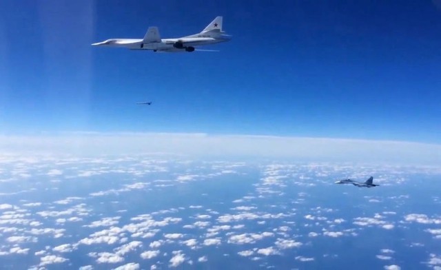 
Tiêm kích Su-30SM của Nga hộ tống Thiên Nga trắng Tu-160 bắn tên lửa hành trình Kh-101 diệt IS.
