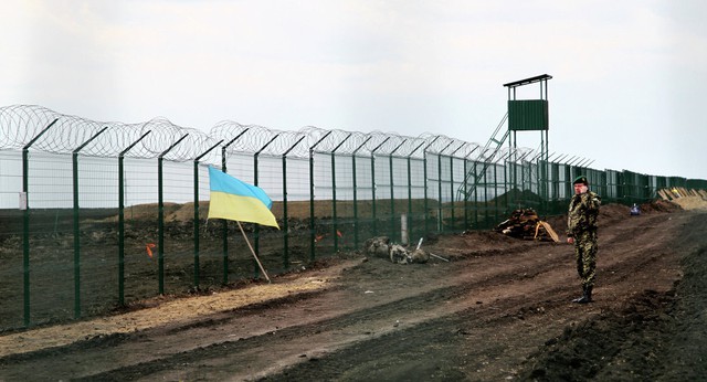 Rào thép gai dọc biên giới Nga - Ukraine. Ảnh: AP