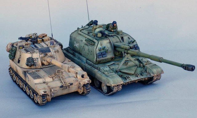Mô hình lựu pháo tự hành MSTA-S và Paladin.