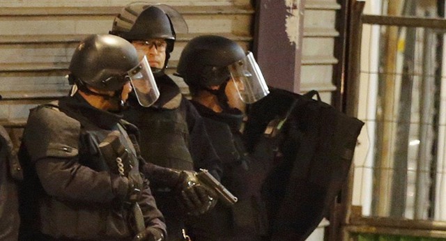 
Cảnh sát Pháp trong cuộc vây bắt ở Saint Denis. Ảnh: REUTERS/ Christian Hartmann

