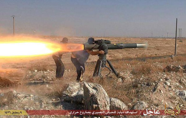 
Các chiến binh IS sử dụng tên lửa chống tăng ở Hassakeh, miền Bắc Syria ngày 26/6/2015. Ảnh: Sputnik
