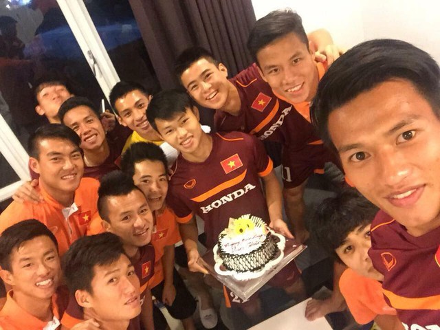 Ngày hôm qua, các cầu thủ U23 Việt Nam đã tổ chức sinh nhật cho tiền đạo Phạm Văn Thành.