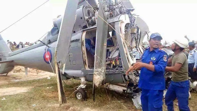 Xác chiếc trực thăng Z-9 của Không quân Hoàng gia Cambodia bị rơi vào ngày 14-07-2014.