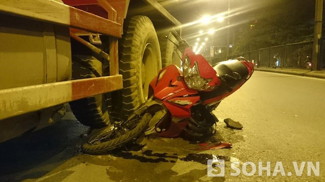 Sau va chạm chiếc xe bồn trộn bê tông cán lên phần đầu chiếc xe máy, còn hai người trên xe ngã ra đường.