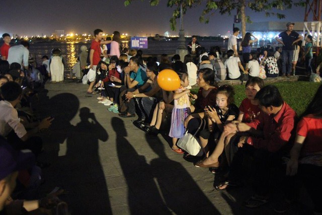 Ngay từ sẩm tối, dòng người đã đổ về bờ sông Sài Gòn để vui chơi và chờ đón khoảnh khắc quan trọng trong năm.