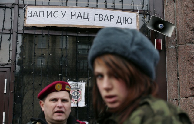 Tình trạng đàn ông tìm cách trốn nghĩa vụ khiến chính quyền Kiev đau đầu. Ảnh: TASS.