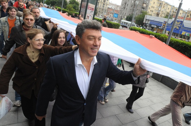 Boris Nemtsov trong một cuộc diễu hành của phong trào Solidarnost. Ảnh: TASS