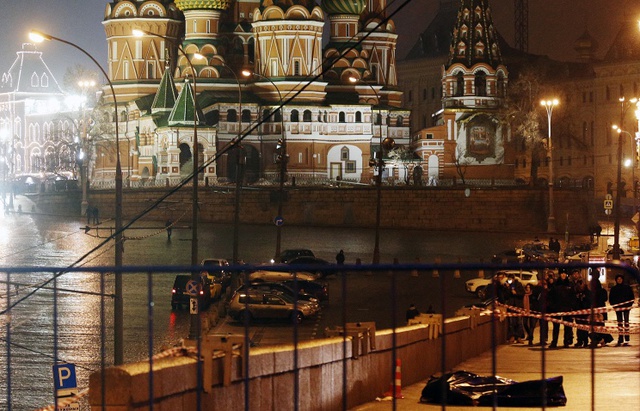 Hiện trường vụ ám sát ông Nemtsov đêm 27, rạng sáng 28/2 ở gần Điện Kremlin. Ảnh: TASS.
