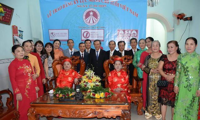 Cụ Xa và cụ Long cùng các con trong buổi nhận bằng xác lập kỷ lục S100 do tổ chức Kỷ lục Việt Nam trao.