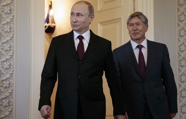 Tổng thống Nga Putin (phải) và Tổng thống Kyrgyzstan Almazbek Atambayev trong một cuộc gặp trước đây. Ảnh: TASS.