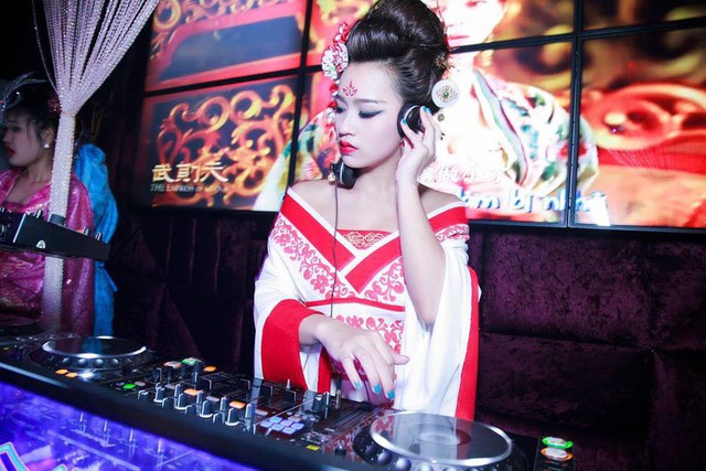 Nàng Võ Tắc Thiên đang chơi DJ.