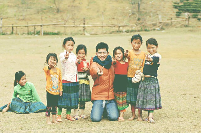 
Hồng Tuấn cùng trẻ em dân tộc trong chuyến đi Mộc Châu
