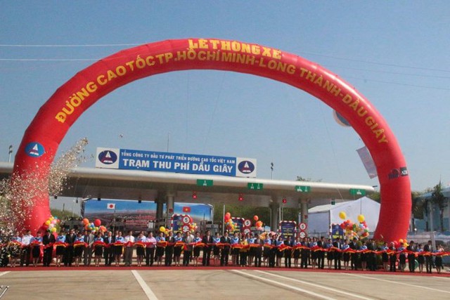 Lễ cắt băng thông xe tuyến đường cao tốc hiện đại nhất Việt Nam