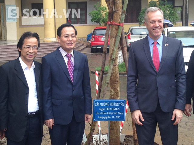 Giáo sư Nguyễn Lân Trung, Giáo sư Nguyễn Hữu Đức, và Đại sứ Ted Osius bên cạnh cây muỗng hoàng yến kỉ niệm.