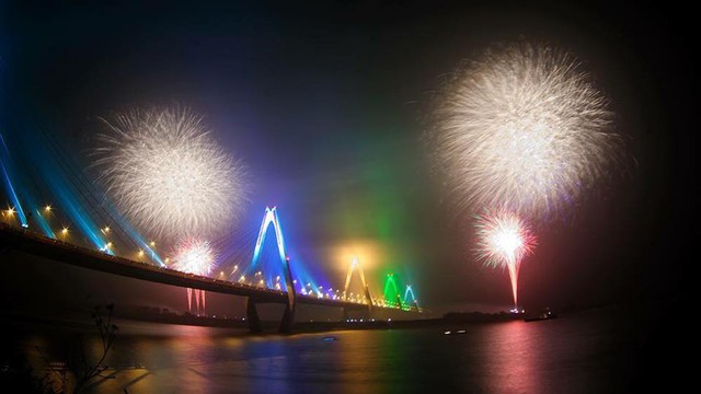 Đây là năm đầu tiên người dân Hà Nội được thưởng thức màn bắn pháo hoa trên cầu Nhật Tân