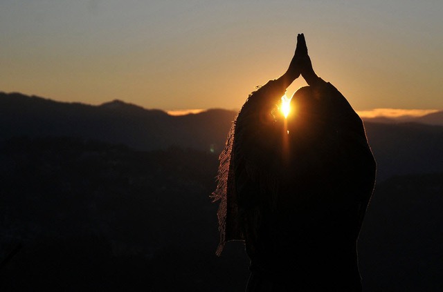 Người đàn ông thực hiện nghi lễ chào Mặt trời mọc ở Shimla, Ấn Độ.