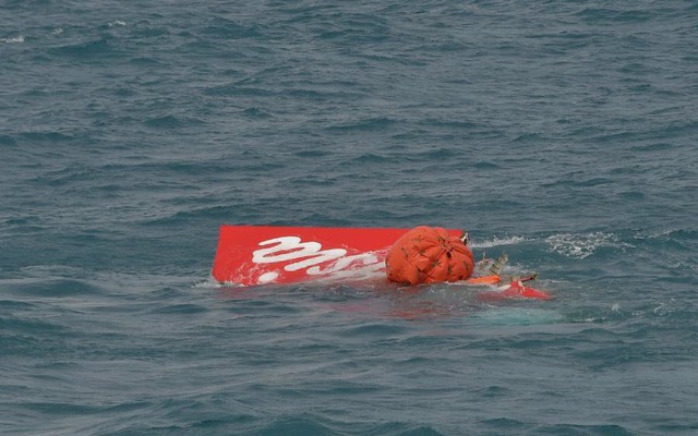 Phần đuôi của chiếc máy bay QZ8501 được kéo lên từ đáy biển ở ngoài khơi Kalimantan, Indonesia.