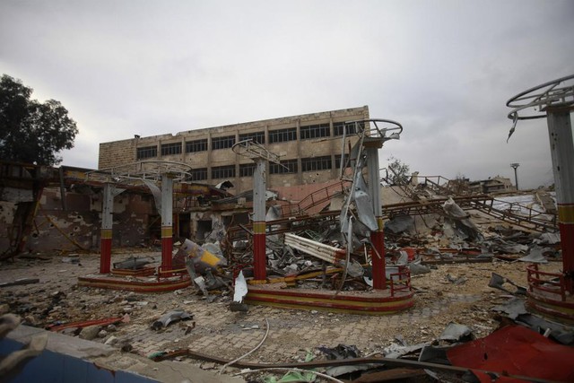 Trạm xăng bị tàn phá ở Aleppo, Syria.