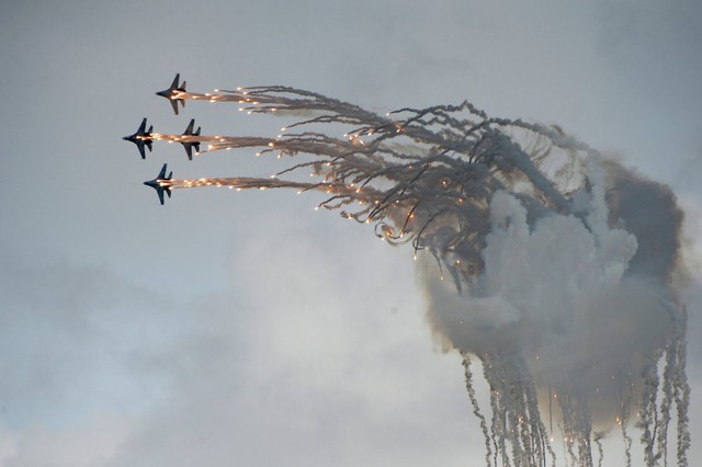 Phi đội Chim ưng Nga trình diễn bắn pháo sáng tại triển lãm quân sự Russia Arms Expo 2013 ở Nizhny Tagil, Nga.