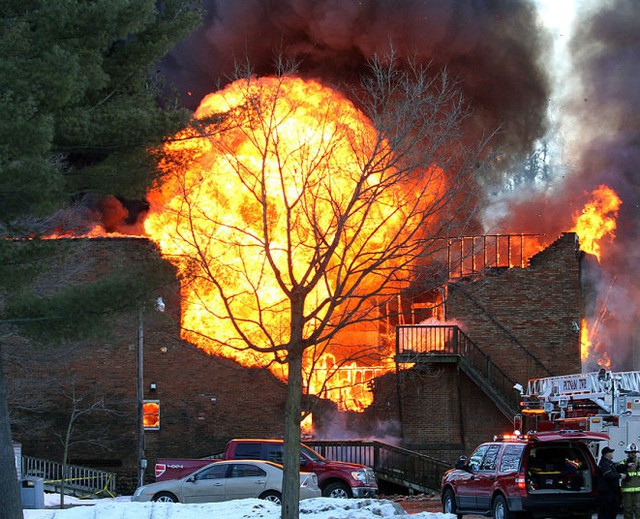 Hỏa hoạn bùng phát dữ dội từ một nhà kho ở New York, Mỹ.