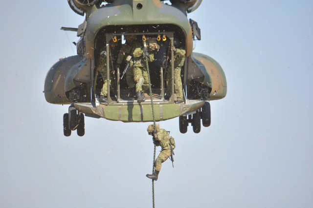 Binh sĩ trượt theo dây từ chiếc trực thăng vận tải CH-47.