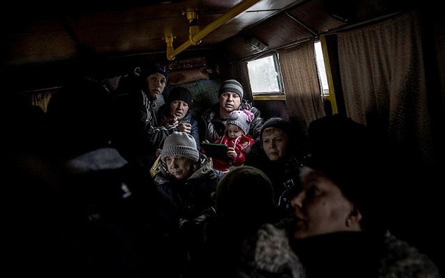 Người dân ngồi trong một chiếc xe bus trước khi sơ tán khỏi thành phố Debaltseve ở vùng Donetsk, miền đông Ukraine.