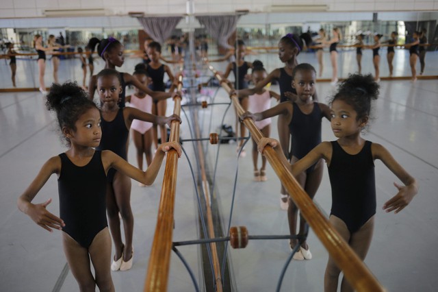 Các bé gái tập ba lê tại phòng Ballet Joburg ở Johannesburg, Nam Phi.