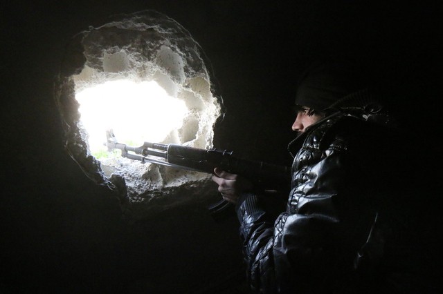 Chiến binh phiến quân Syria cố thủ trong một tòa nhà ở thành phố Aleppo.