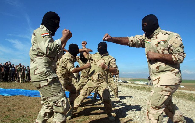 Các nhóm bán quân sự ủng hộ chính phủ luyện tập để chiến đấu với nhóm phiến quân Nhà nước Hồi giáo ở Mosul, Iraq.