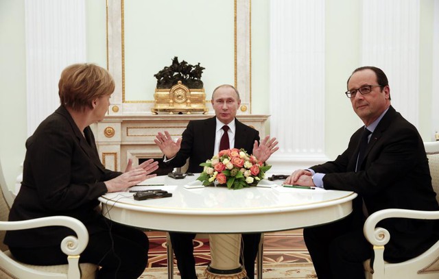 Thủ tướng Đức Angela Merkel, Tổng thống Nga Vladimir Putin và Tổng thống Pháp Francois Hollande tham dự một cuộc họp tại Điện Kremlin, Moscow, để giải quyết cuộc khủng hoảng Ukraine.