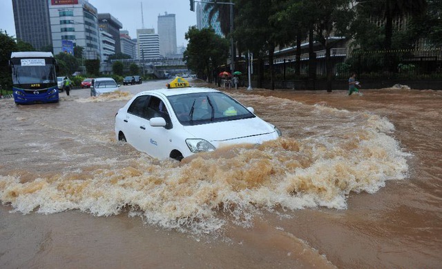 Ô tô đi trên đường phố ngập lụt ở Jakarta, Indonesia.