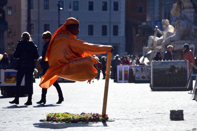 Nghệ sĩ đường phố biểu diễn ở Piazza Navona, Rome, Italia.
