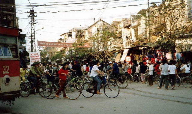 
Xe đạp ngày ấy vẫn là phương tiện di chuyển chính.
