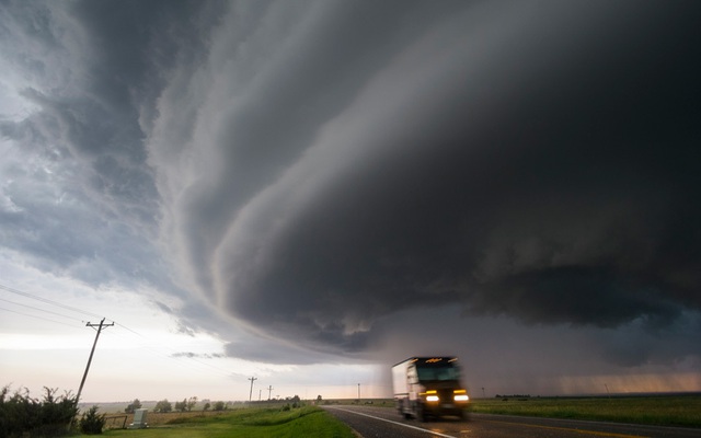 Lái xe tải tăng tốc để chạy khỏi lốc xoáy ở McCook, Nebraska, Mỹ.