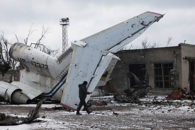 Chiến binh phe ly khai thân Nga tuần tra sân bay Donetsk sau thỏa thuận ngừng bắn ở miền đông Ukraine.