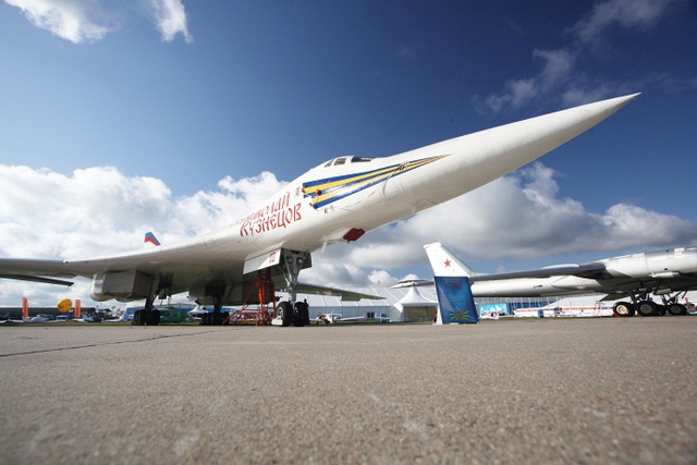 Tu-160 là máy bay ném bom vượt âm chiến lược hạng nặng. Trong ảnh là chiếc Tu-160 tại triển lãm hàng không MAKS-2009