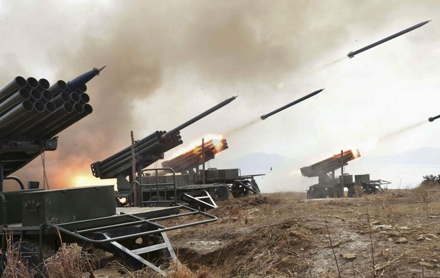 Quân đội Triều Tiên phóng đạn pháo trong một cuộc tập trận tại địa điểm không xác định.