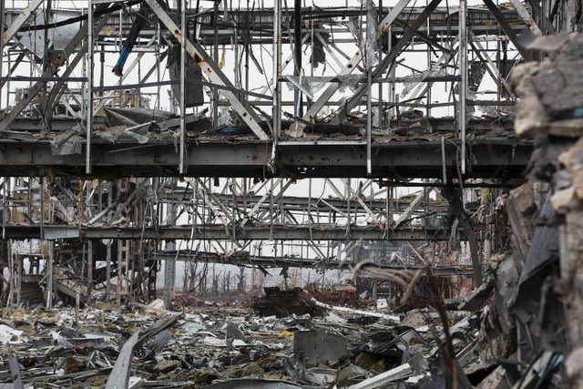 Xác xe tăng nằm bên ngoài nhà ga sân bay ở Donetsk, Ukraine.