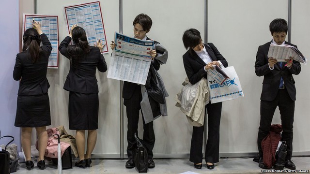 Sinh viên tìm kiếm việc làm tại một hội chợ việc làm ở Tokyo, Nhật Bản.