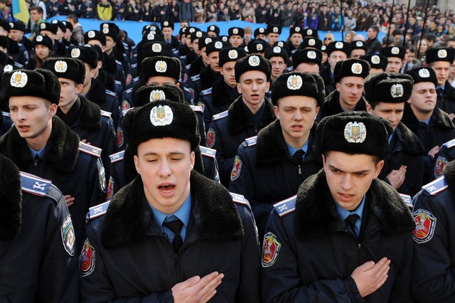 Học viên cảnh sát Ukraine hát quốc ca trong một sự kiện ở trung tâm Lviv.