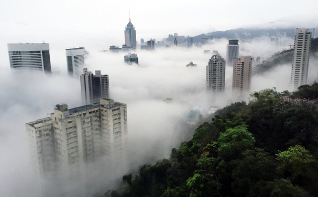 Sương mù bao phủ các tòa nhà tại Hong Kong, Trung Quốc.