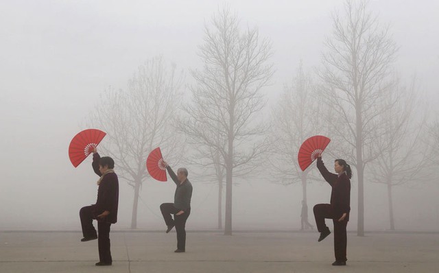 Mọi người tập thể dục buổi sáng trong điều kiện ô nhiễm không khí rất nặng tại thành phố Tiêu Tác, tỉnh Hà Nam, Trung Quốc.