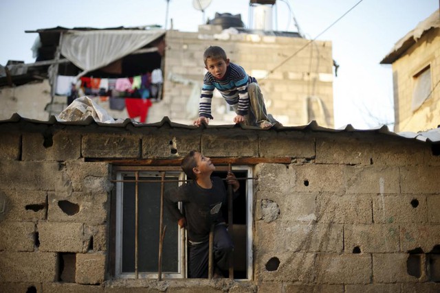 Các cậu bé người Palestine chơi trên nhà của gia đình chúng tại thị trấn Biet Lahiya, Dải Gaza.