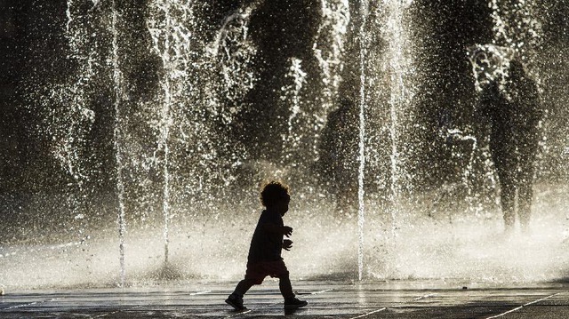 Một cậu bé chơi trong đài phun nước ở thành phố Mexico City, Mexico.