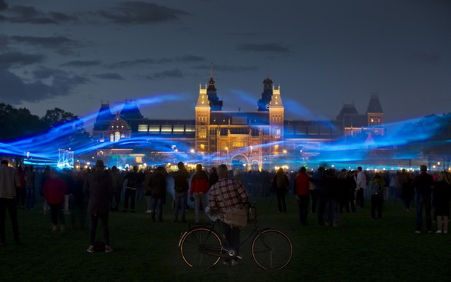 Khán giả theo dõi chương trình biểu diễn ánh sáng của nghệ sĩ người Hà Lan Daan Roosegaarde tại quảng trường Museumplein, Amsterdam, Hà Lan.
