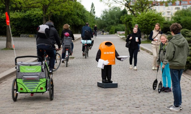 Robot Reiner đang thu nhặt rác ở Mauerpark tại Berlin, Đức.