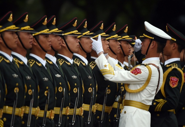 Các tiêu binh Trung Quốc được chỉnh sửa tư thế trước lễ đón Thủ tướng Ấn Độ Narendra Modi bên ngoài Đại lễ đường Nhân dân ở Bắc Kinh.